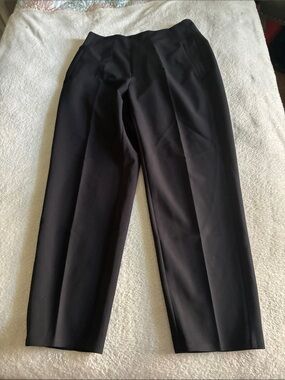 Athleta women’s tapered slacks. Size 8. 14% spandex,14% spandex. Looks not worn